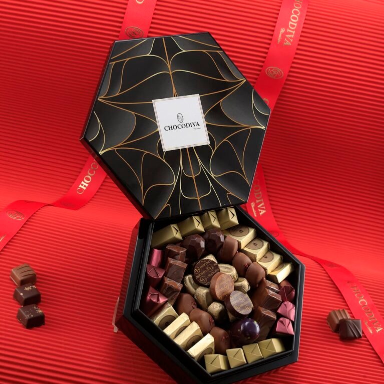 COFFRET HEXAGONAL LAQUÉ NOIR ET DORÉ